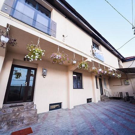 Nelana Hostel Cluj Napoca Bagian luar foto