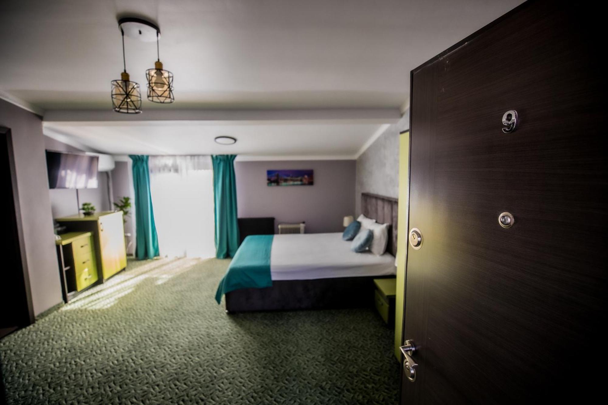 Nelana Hostel Cluj Napoca Bagian luar foto