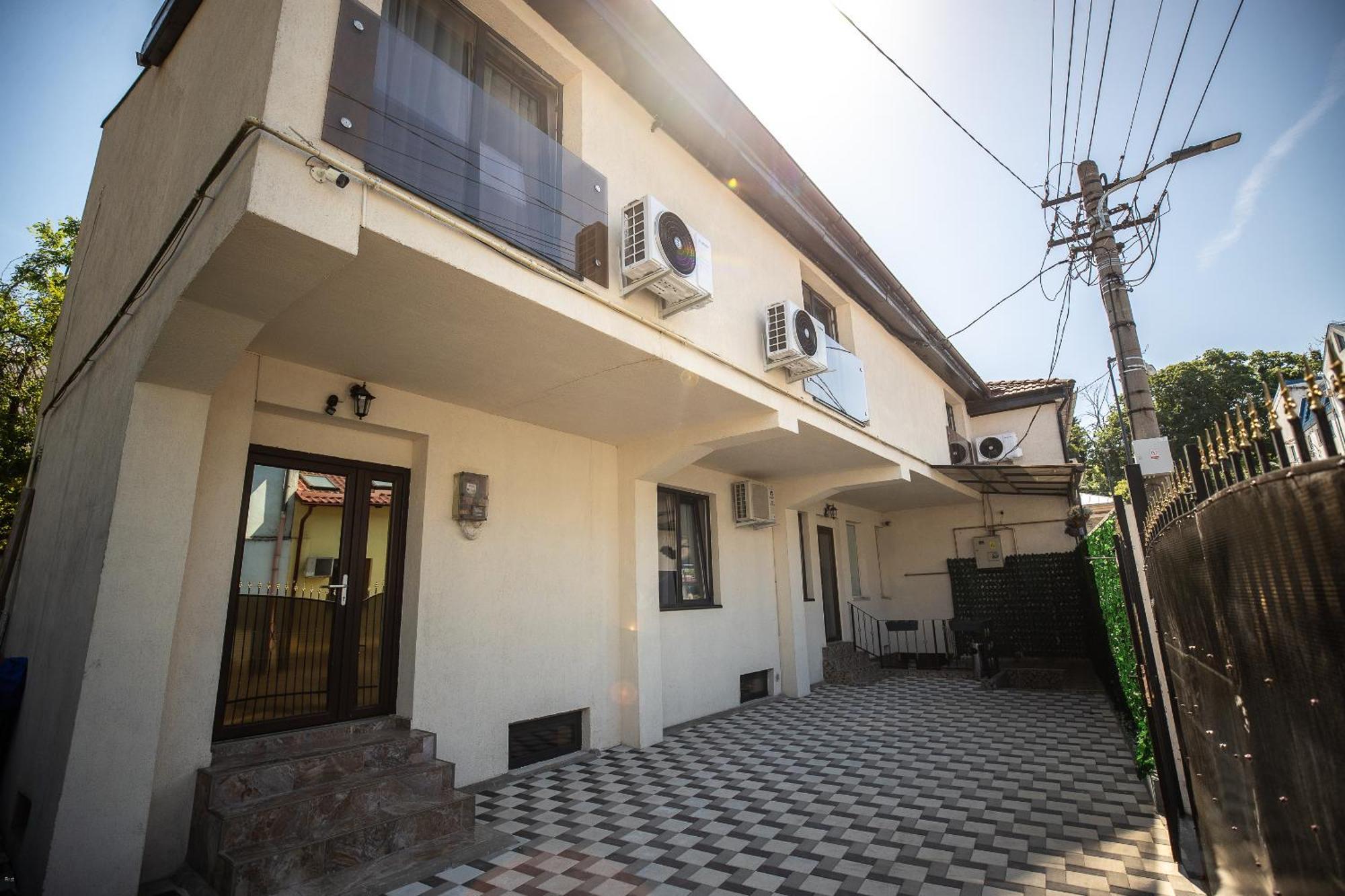 Nelana Hostel Cluj Napoca Bagian luar foto