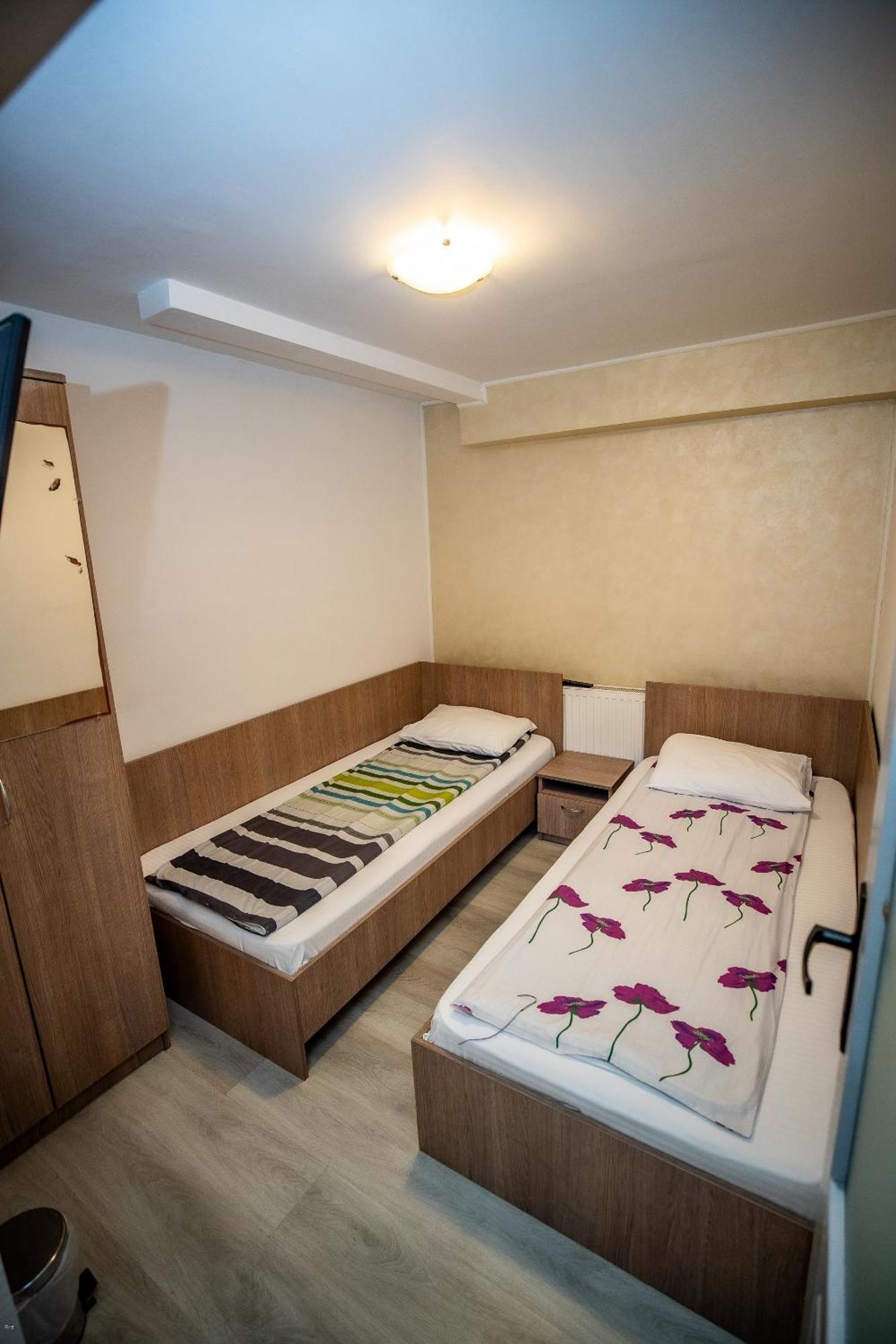 Nelana Hostel Cluj Napoca Bagian luar foto