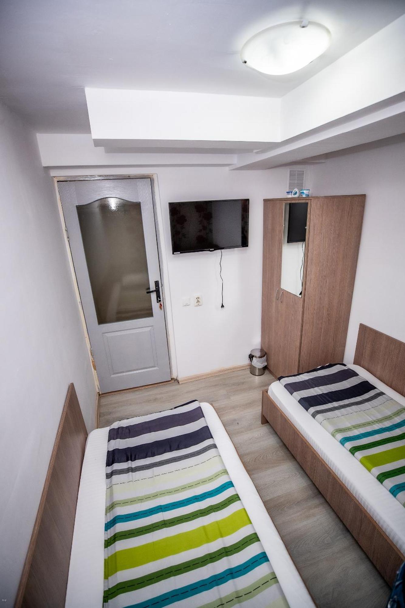 Nelana Hostel Cluj Napoca Bagian luar foto