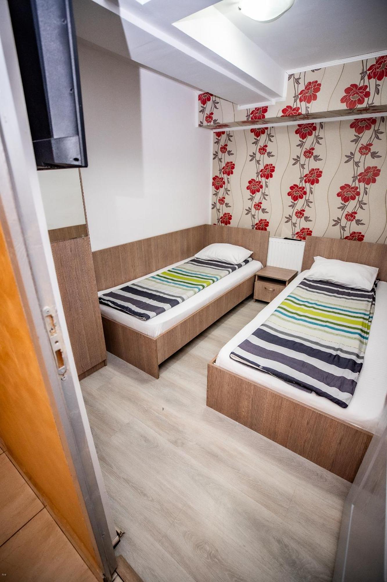Nelana Hostel Cluj Napoca Bagian luar foto
