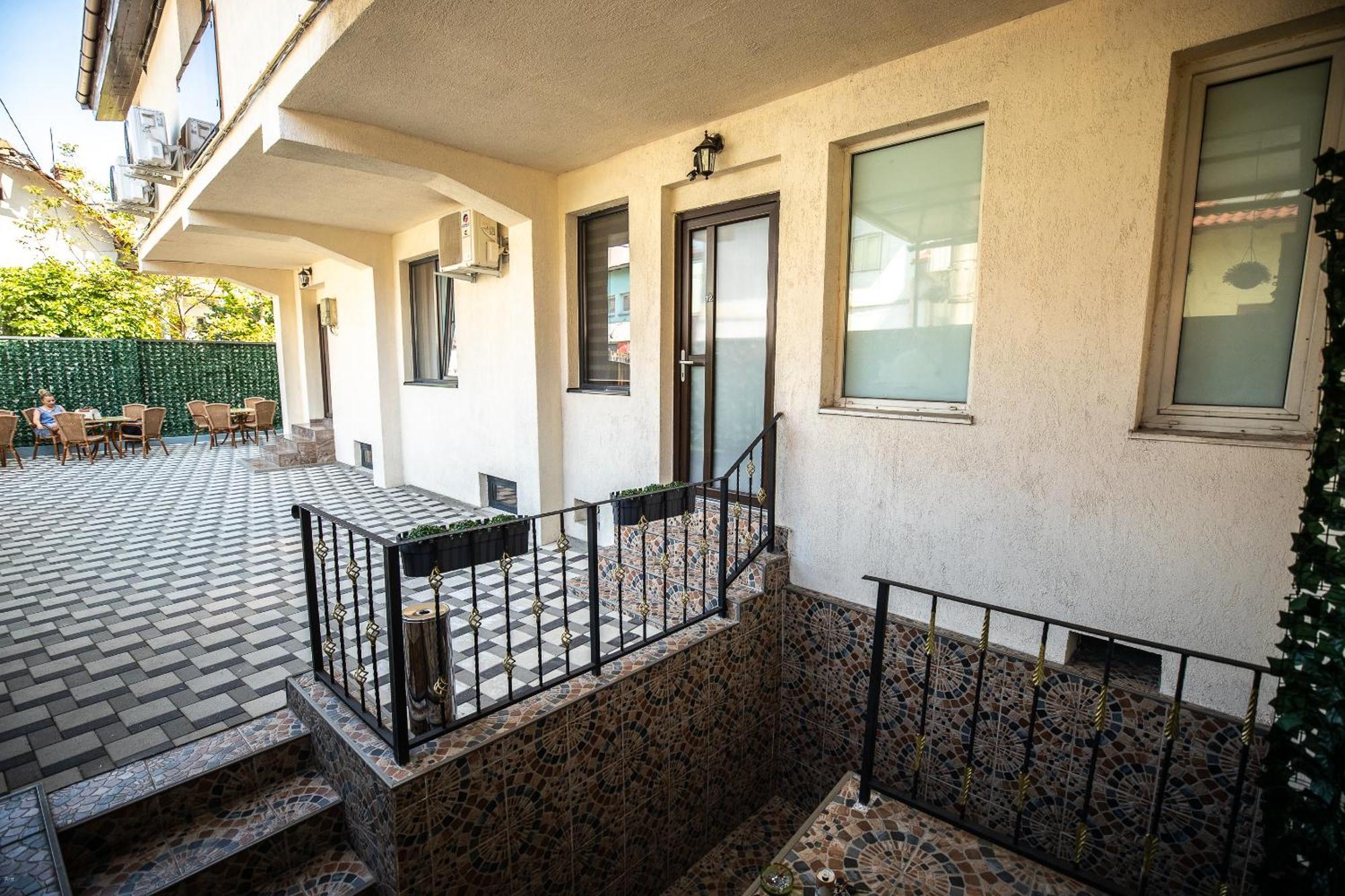 Nelana Hostel Cluj Napoca Bagian luar foto