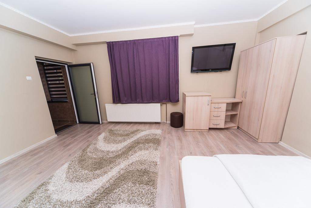 Nelana Hostel Cluj Napoca Bagian luar foto