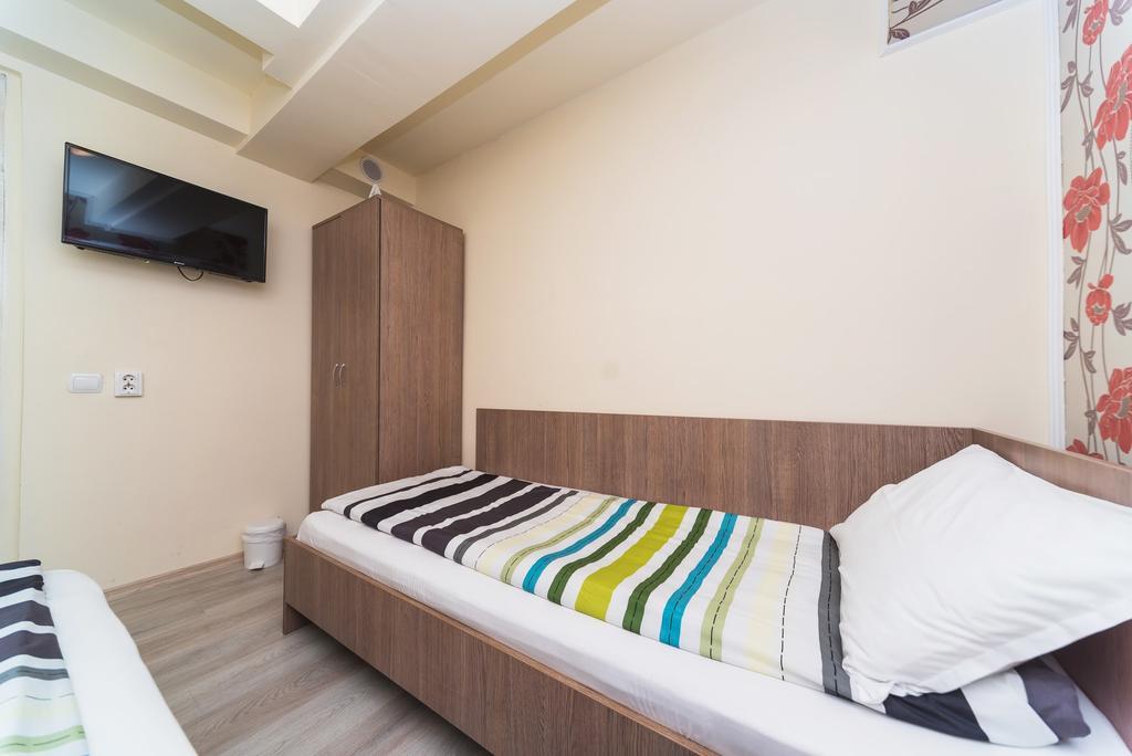 Nelana Hostel Cluj Napoca Bagian luar foto