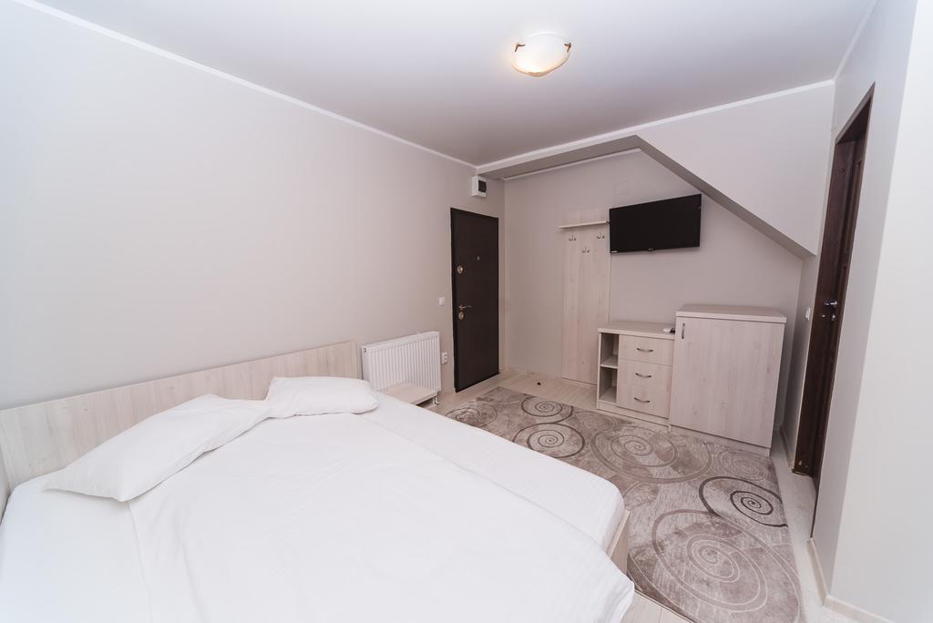 Nelana Hostel Cluj Napoca Bagian luar foto