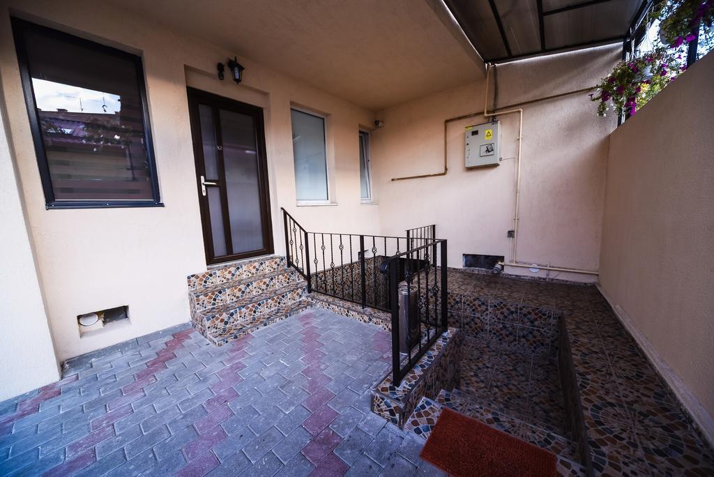Nelana Hostel Cluj Napoca Bagian luar foto