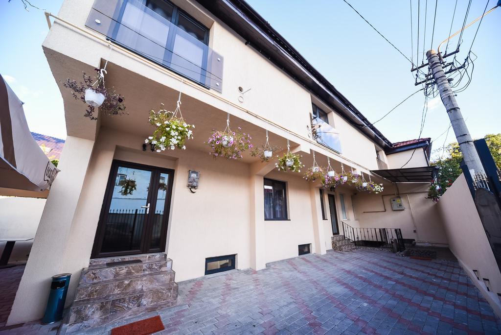 Nelana Hostel Cluj Napoca Bagian luar foto