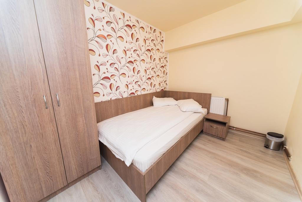 Nelana Hostel Cluj Napoca Bagian luar foto