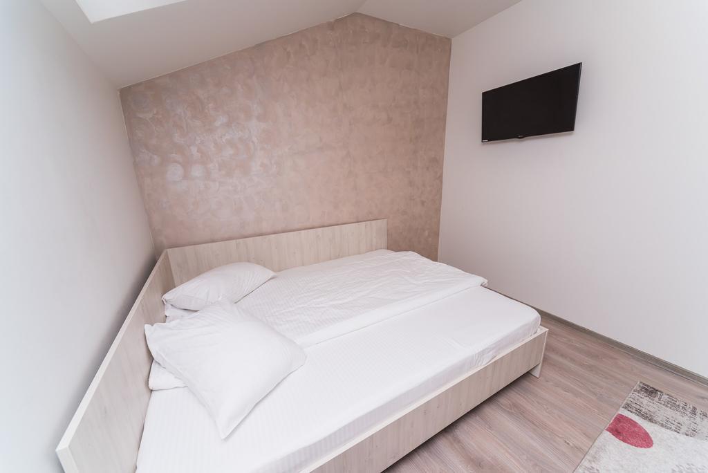 Nelana Hostel Cluj Napoca Bagian luar foto