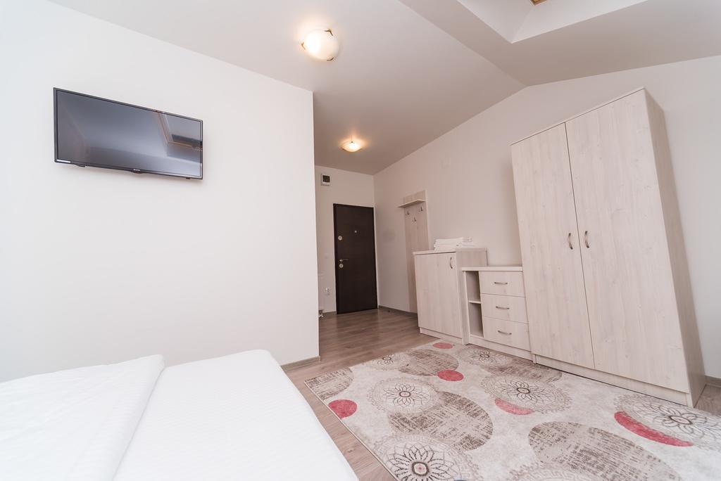 Nelana Hostel Cluj Napoca Bagian luar foto