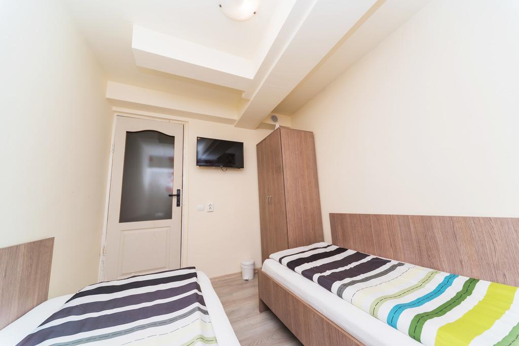 Nelana Hostel Cluj Napoca Bagian luar foto